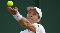 Tomá Berdych servíruje v zápase s Dominikem Thiemem z Rakouska v osmifinále...