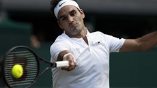 výcar Roger Federer odehrává míek v zápase s Bulharem Grigorem Dimitrovem v...