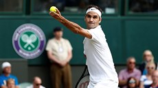 výcar Roger Federer si chystá servis.