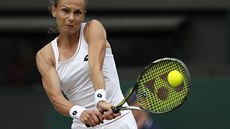 Slovenka Magdalena Rybáriková zahrává bekhend ve tvrtfinále Wimbledonu.
