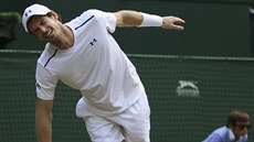 Andy Murray zahrává úder ve tvrtém kole Wimbledonu. 