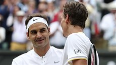 Gratulace. Roger Federer ze výcarska pijímá gratulace od Tomá Berdycha z...