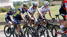 Roman Kreuziger (v modrém dresu vlevo) b�hem �tvrté etapy Tour de France