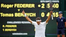 Roger Federer slaví postup do finále Wimbledonu.