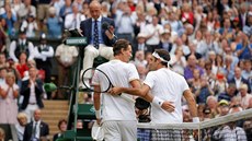 Tomá Berdych (vlevo) gratuluje Rogeru Federerovi k postupu do finále...