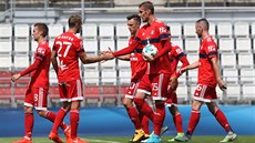 Tomáš Chorý z Olomouce (s číslem 15) přijímá gratulace po trefě z penalty v...