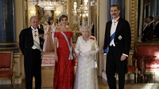 Britský princ Philip, španělská královna Letizia, britská královna Alžběta II....