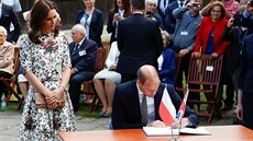 Princ William a vévodkyn Kate se podepsali do návtvní knihy v nkdejím...