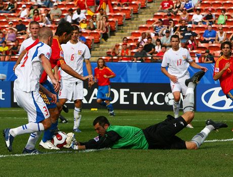 Gólman Radek Petr v zápase proti panlsku na mistrovství svta dvacítek v roce...