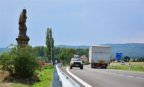 V nedaleké Dubé u výhod obchvatu vyuívají. Oteveli ho tam loni v lét, tíkilometrový úsek odvedl z msta asi polovinu z piblin 6 tisíc aut, která tudy díve projela.