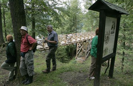 Devný most ke zícenin hradu Veleín mil 37 metr.