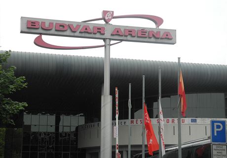 Zstane hokejovému stadionu v eských Budjovicích název Budvar aréna?