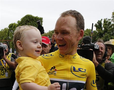 Chris Froome se synem Kellanem v cli Tour de France v Pai.