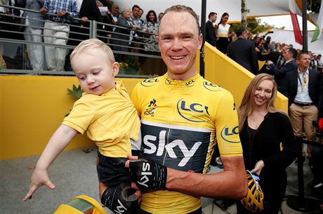 DOBR, TTO! Chris Froome slav tvrt titul na Tour de France se synem...