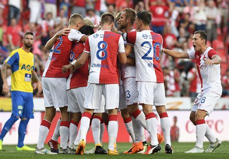 Fotbalisté Slavie slaví gól v utkání proti Teplicím.