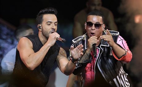 Luis Fonsi (vlevo) a Daddy Yankee zpívají svj hit na udílení cen Latin...