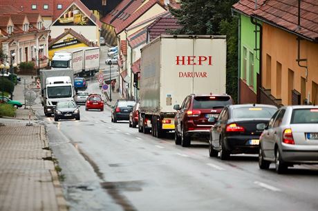 Na hlavním silniním tahu u erné Hory opravují most, silniní doprava je proto...