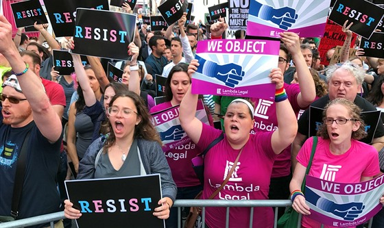 Times Square. Protest proti Trumpov rozhodnutí zakázat transsexuálm slubu v...