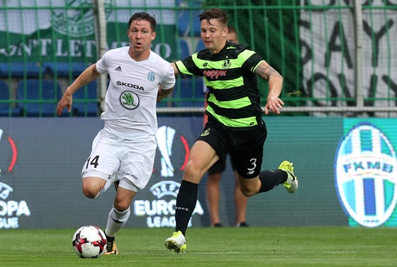 Tomáe Pikryla z Mladé Boleslavi (vlevo) stíhá Luke Byrne z Shamrocku Rovers.