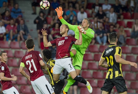 Semih Kaya ze Sparty v souboji s brankáem Arnhemu Remkem Pasveerem.