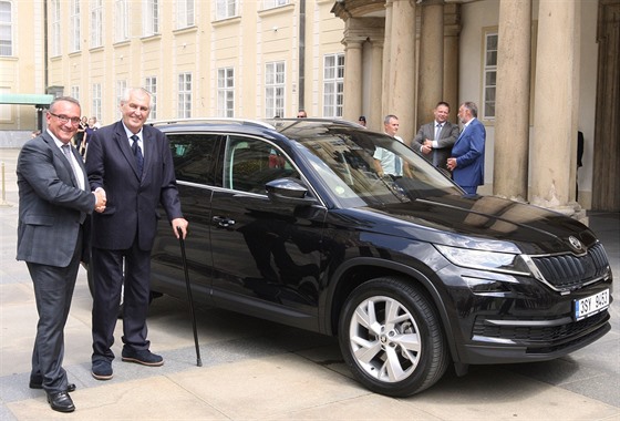 Prezident republiky Milo Zeman pevzal na Praském hrad nový vz koda Kodiaq...