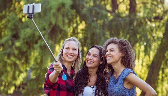 Focení pomocí selfie tye (ilustraní snímek)