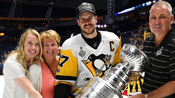 Sidney Crosby s rodinou a Stanley Cupem