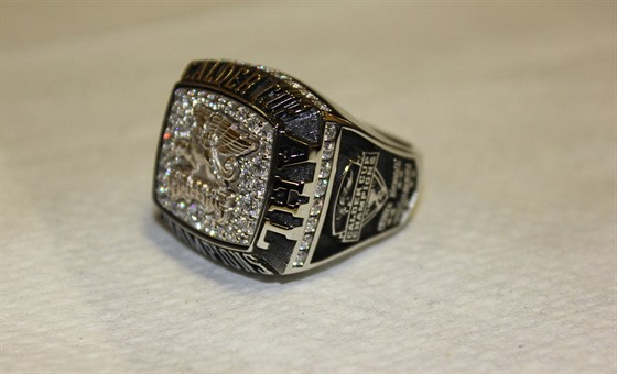Takový prsten dostávají za vítzství v Calder Cupu hokejisté z AHL dnes.