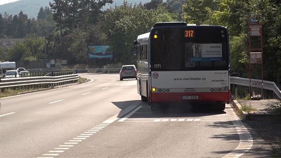 Autobusům chybí na Strakonické připojovací pruhy