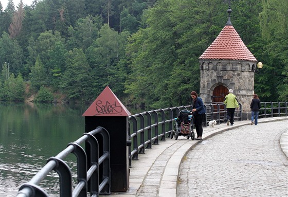 Na celé promenádní cest u pehrady te nebude moný volný pohyb ps.