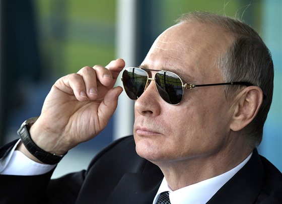 Ruský prezident Vladimir Putin sleduje vystoupení akrobatické skupiny pi...