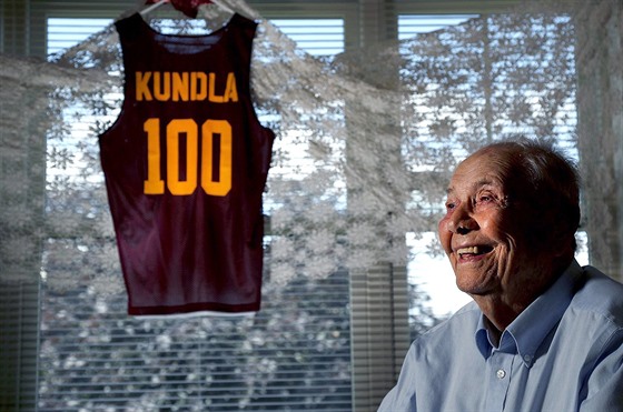 V roce 2016 oslavil slavný americký basketbalista John Kundla sto let.