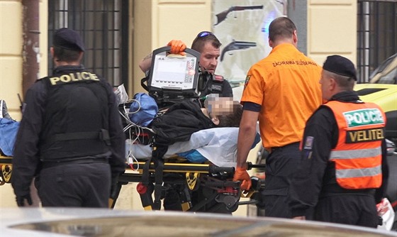 Při přepadení obchodu se zbraněmi v centru Prahy byl zraněn prodavač a...