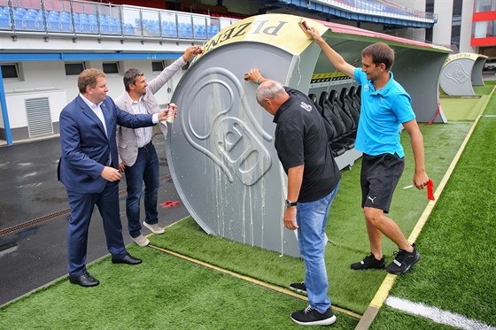 PLZESKÉ PLECHOVKY. Na stadionu Viktorie Plze poktili nové stídaky ve tvaru...