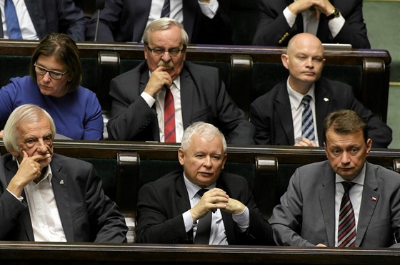 Jarosaw Kaczyski (dole uprosted) s ostatními leny své strany Právo a...
