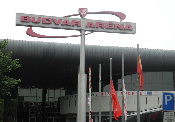Budjovická hokejová hala nese název Budvar aréna.