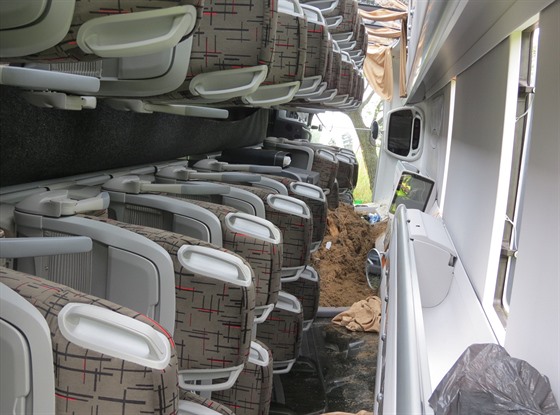V autobuse cestovalo 34 ínských turist. Pi nehod se tyi zranili.