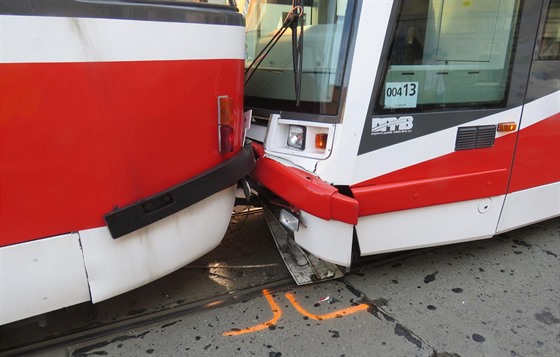 Na brnnské zastávce Tkalcovská se srazily dv tramvaje, kdy se idi té druhé...