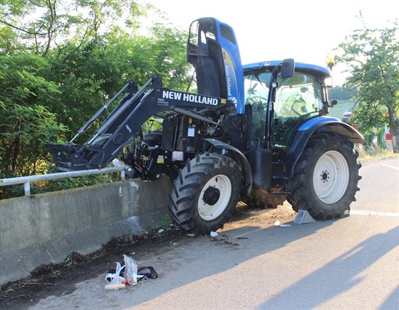 Traktor u Moravských Bránic po selhání brzd ztratil vlek a narazil do okraje...