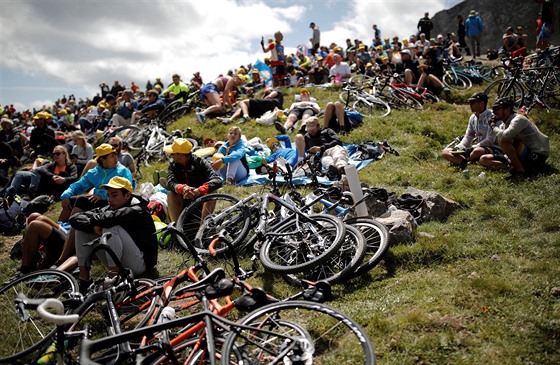 Fanouci na Izoardu ekaj na pjezd nejlepch cyklist v osmnct etap Tour...