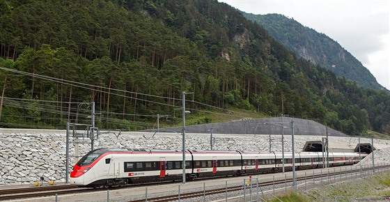 Vlak EC250 pi první jízd Gotthardským tunelem