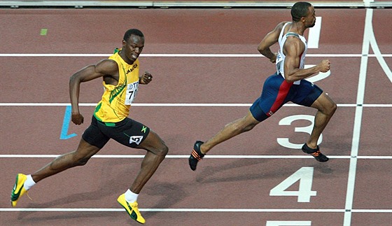 Tyson Gay pedbíhá Usaina Bolta na dvoustovce ve finále MS 2007. Tohle u se...