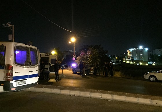 Izraelská ambasáda v jordánském Ammánu se stala terem útoku, policie oblast...