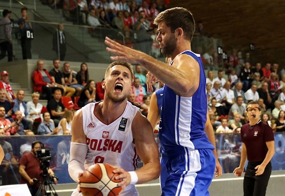 Polský basketbalista Mateusz Ponitka (u míe) míí k eskému koi kolem Kamila...