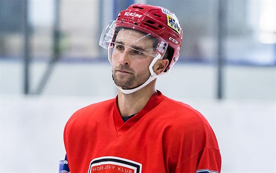 Hokejový obránce Dominik Graák na tréninku Hradce