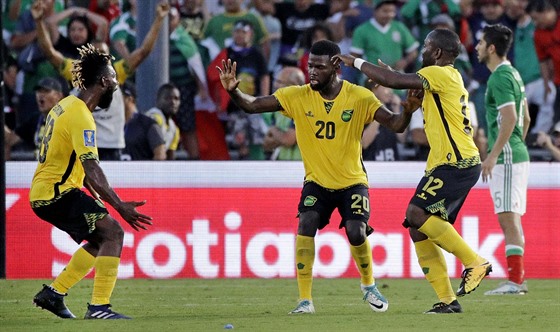 Kemar Lawrence (s íslem 20) z Jamajky slaví gól v semifinále Zlatého poháru...