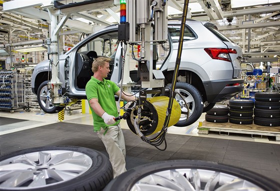 eská ekonomika zaíná pociovat ochlazení poptávky po automobilech i posilující kurz koruny.