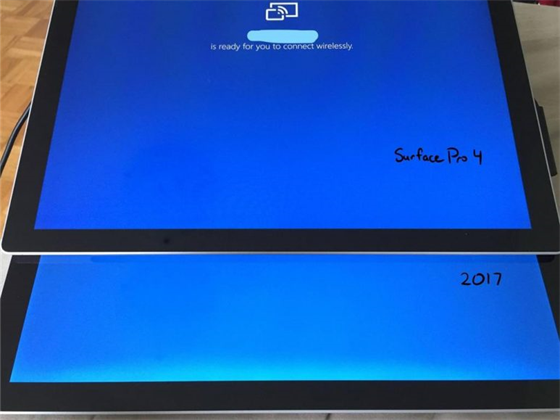 Srovnání podsvícení starí a nové generace Surface Pro.