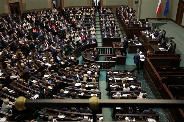 Polští poslanci schválili zákon omezující cizí média. Má umlčet kritickou TVN