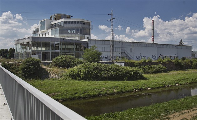 Sedmipodlaní budova na Rokycanské tíd v Plzni je zásti postavená naerno....